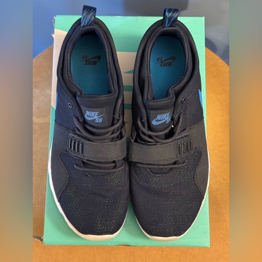 Men's Nike SB Trainerendor Men’s Size 10
Obsidian/ Photo Blue-White - Picture 2 of 5